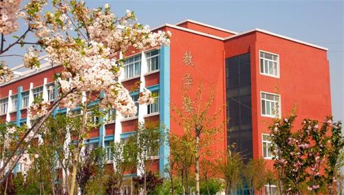 山東工業(yè)技師學(xué)院教學(xué)設(shè)施完善嗎？生活環(huán)境怎么樣？