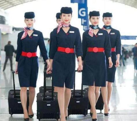 空姐上下飛機(jī)為什么要拉著箱子？廊坊空乘學(xué)校為你解答