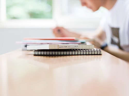 高中畢業(yè)生能通過成人教育考取本科學(xué)歷嗎？哪家學(xué)?？梢詧竺?？