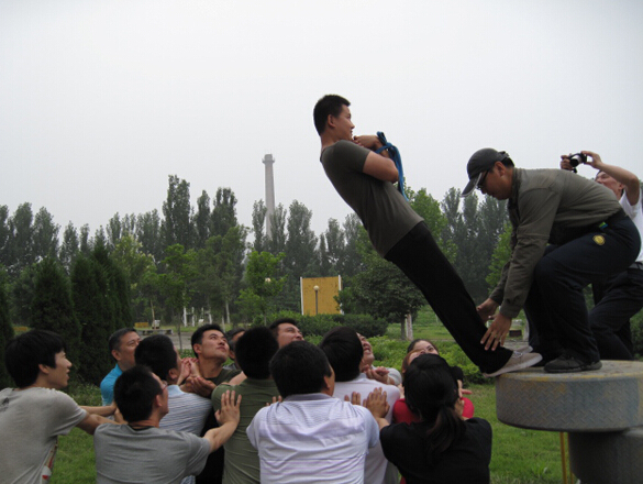 泰山校區(qū)組織學(xué)管干部、班主任進(jìn)行拓展訓(xùn)練 熔煉優(yōu)秀團(tuán)隊(duì)