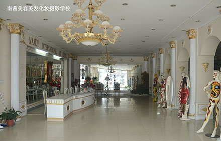 去青島化妝學(xué)校學(xué)化妝多久能學(xué)會？