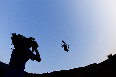 新人學(xué)攝影要了解什么？衡水亮點(diǎn)化妝攝影學(xué)校幫你了解！