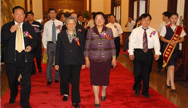 全國政協(xié)副主席錢正英（左一）、十五屆中央委員顧秀蓮（左三）、國務(wù)院扶貧主任，政協(xié)常委胡富國（左一）、北方汽車專修學(xué)校曹振峰董事長（右一）在人民大會堂共同出席北方學(xué)校七千萬扶貧工程